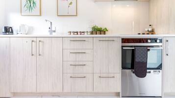 Jääkaappi, mikroaaltouuni, uuni, liesi