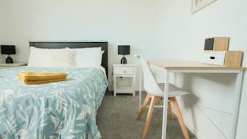 1 habitación, escritorio, tabla de planchar con plancha y cuna de viaje