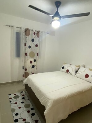 2 bedrooms, desk, WiFi, bed sheets