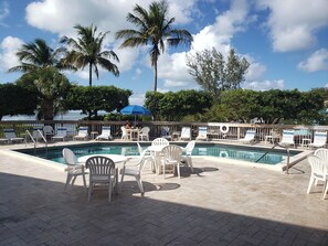 Alberca al aire libre y alberca climatizada