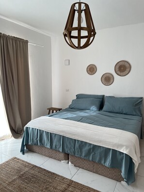 4 bedrooms, iron/ironing board, WiFi, bed sheets