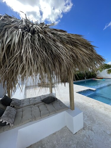 Luxurious villa 10 minutes from the beach!