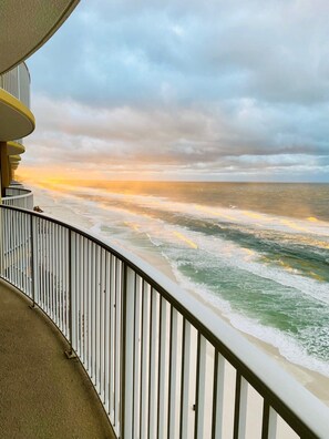 On the beach, sun loungers, beach towels - LUXURY BEACH FRONT CONDO-Panoramic view from 17th floor-FRONT ROW BEACH SERVICE  (Panama City Beach)