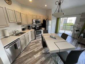 Køleskab, mikrobølgeovn, ovn, kogeplade