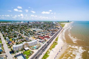 Beach nearby, sun-loungers - Beach Blanket Bungalow  (Galveston)