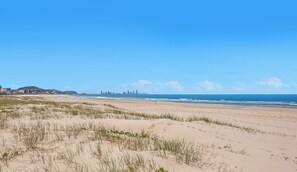 Beach - Absolute Beach Front Apartment (Bilinga)