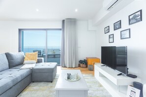 TV, fireplace - Villa das Escaleiras by Atlantic Holiday (Porto Moniz)