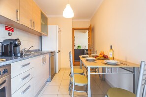 Réfrigérateur, four à micro-ondes, un four, surface de cuisson