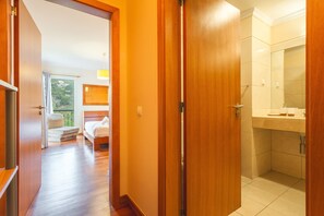 Douche, serviettes fournies, papier de toilette