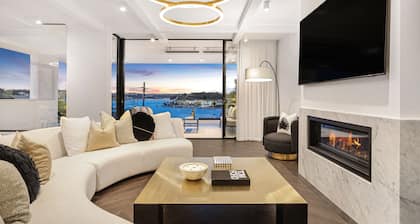 Luxury Waterside Home - with pool and bay views! Near cafes & shops