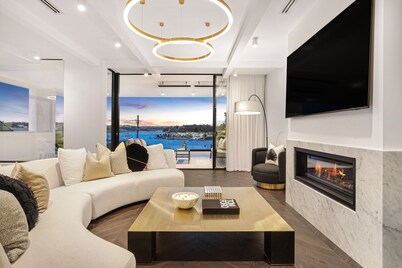 Luxury Waterside Home - with pool and bay views! Near cafes & shops
