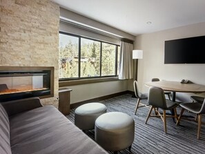 Télévision, cheminée, jeux vidéo, livres