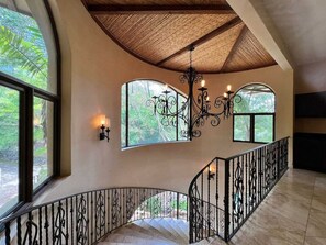 المنشأة من الداخل