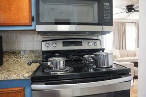 Refrigerador, microondas, horno y parrilla de estufa 