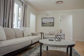 Televisión, chimenea y oficina 