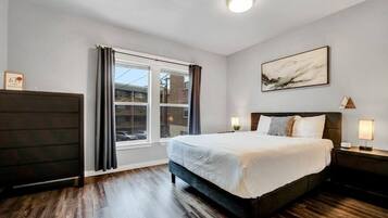 Desk, iron/ironing board, WiFi, bed sheets