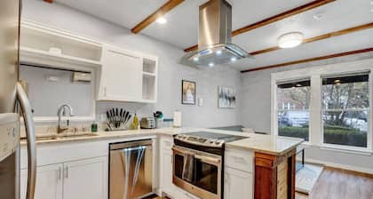 New! Prime DT Modern - Extended stay Equipped!