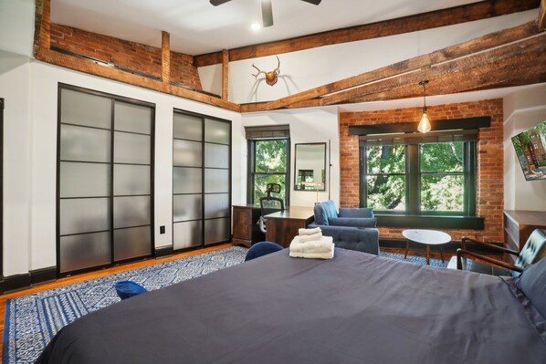 8 bedrooms, desk, iron/ironing board, WiFi