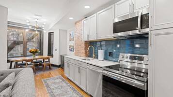 Frigorifero, microonde, forno, piano cottura