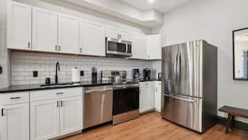 Frigorifero, microonde, forno, piano cottura