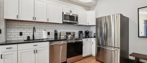 Kühlschrank, Mikrowelle, Ofen, Herdplatte