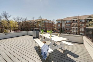Outdoor dining - Mesmerize Melrose-Mins to Broadway-Private Rooftop (Nashville)