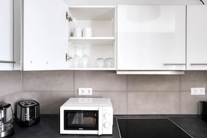 Refrigerador, microondas, horno y lavavajillas 