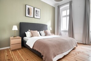 1 bedroom, iron/ironing board, WiFi, bed sheets - Sunlit Neukölln 1BR nr Tempelhofer Feld, by Blueground (Berlin)