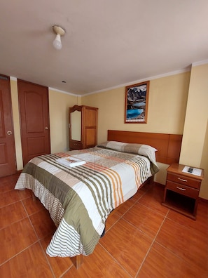 Romantic Room | Desk, laptop workspace, free WiFi, bed sheets - Mariterra Host (Puerto Inca)