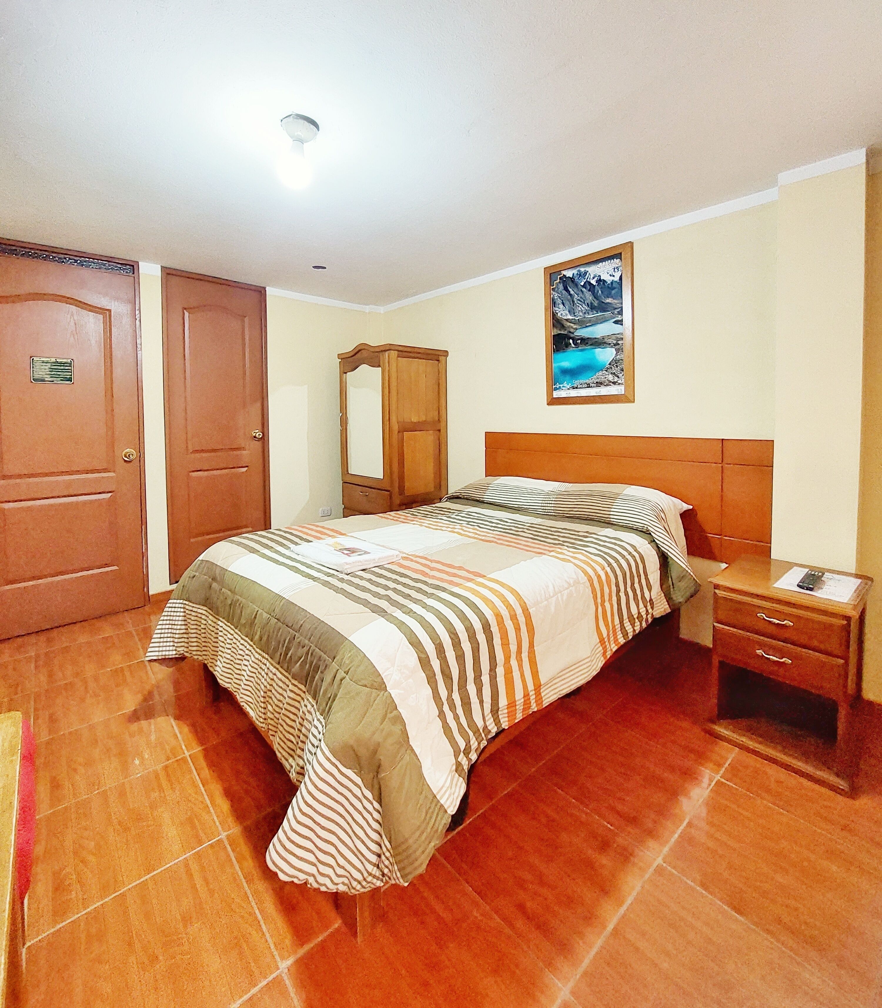 ロマンティック ルーム | デスク、ノートパソコン用作業スペース、WiFi (無料)、ベッドシーツ