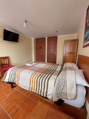 1 habitación, escritorio y espacio para trabajar con laptop