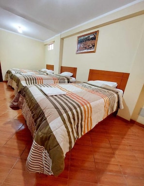 Basic Triple Room | Desk, laptop workspace, free WiFi, bed sheets - Mariterra Host (Puerto Inca)
