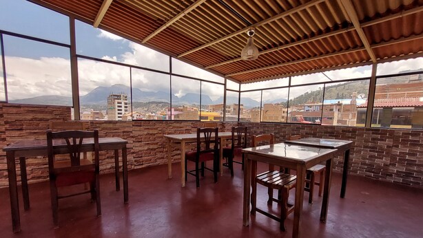 A spacious terrace with a view of a cityscape and mountains. - Mariterra Host (Puerto Inca)