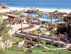 Una piscina al aire libre, una piscina climatizada