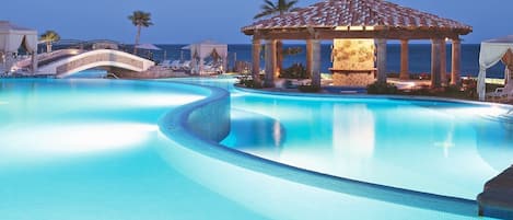 Alberca al aire libre y alberca climatizada