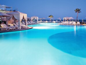 Una piscina al aire libre, una piscina climatizada