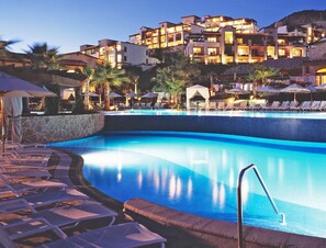 Una piscina al aire libre, una piscina climatizada