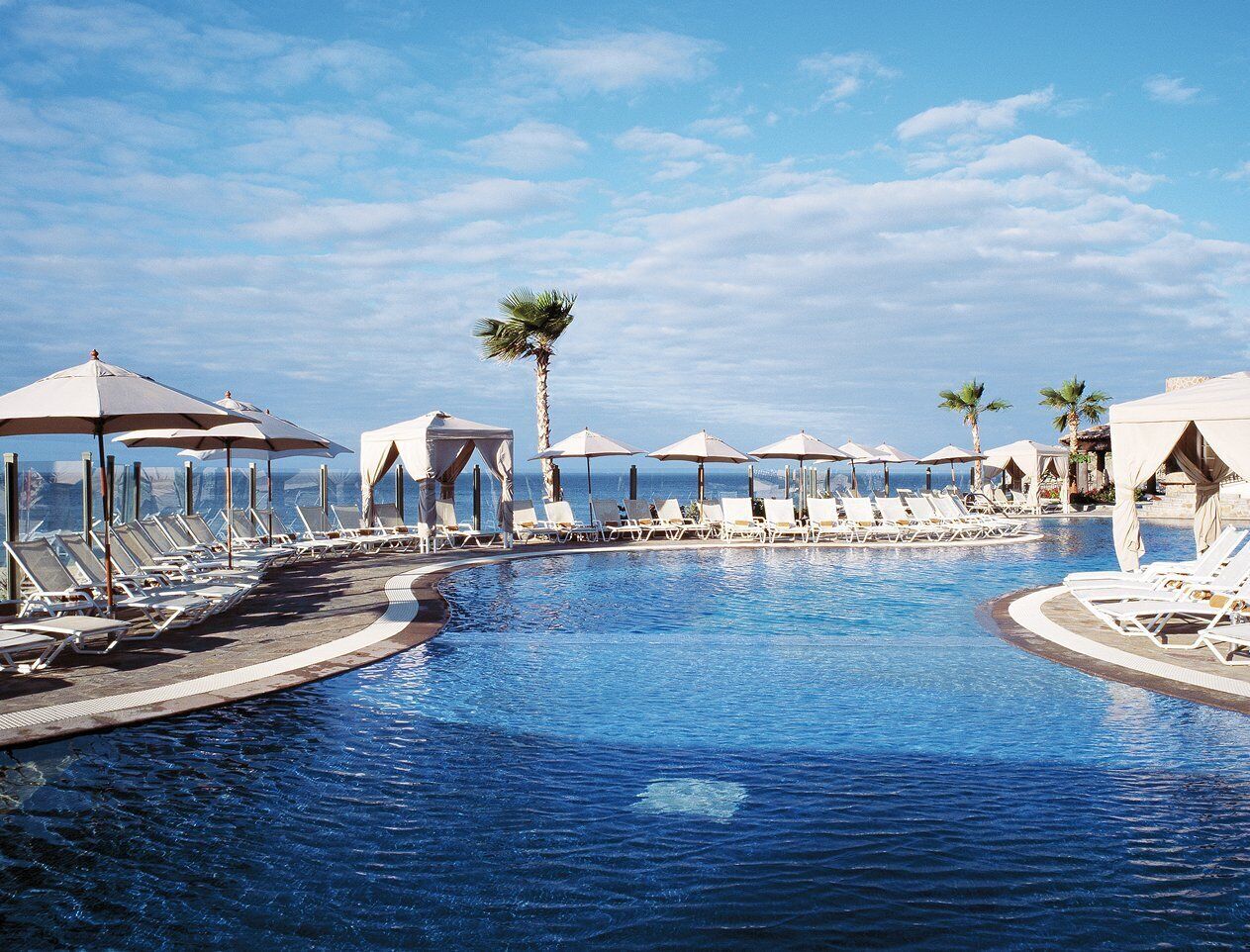 Una piscina al aire libre, una piscina climatizada