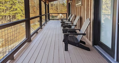 Pinewood Lodge, NEW Home, One Level Living at it`s Best, 2 Gas Log Fireplaces