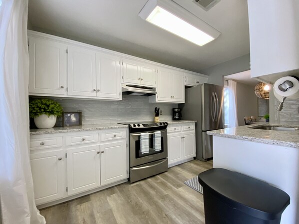 Refrigerador, microondas, horno y parrilla de estufa 