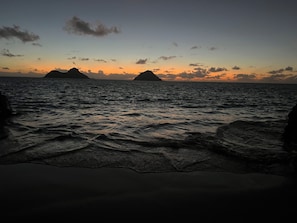 Sun-loungers - 1 bedroom steps to white sand beach (Kailua)
