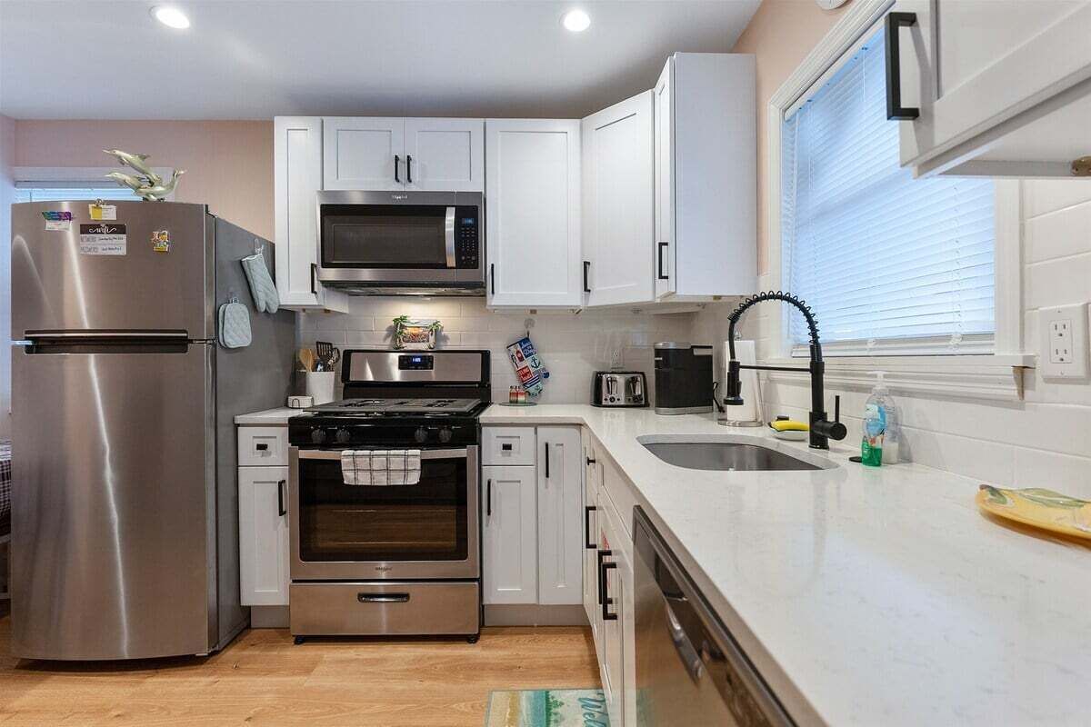 Réfrigérateur, four, lave-vaisselle, cafetière/bouilloire