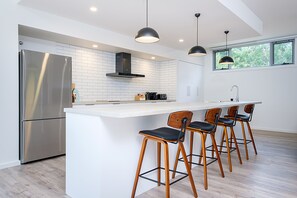 Jääkaappi, mikroaaltouuni, uuni, liesi