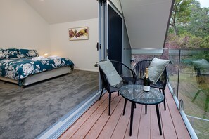 4 habitaciones, escritorio y tabla de planchar con plancha 