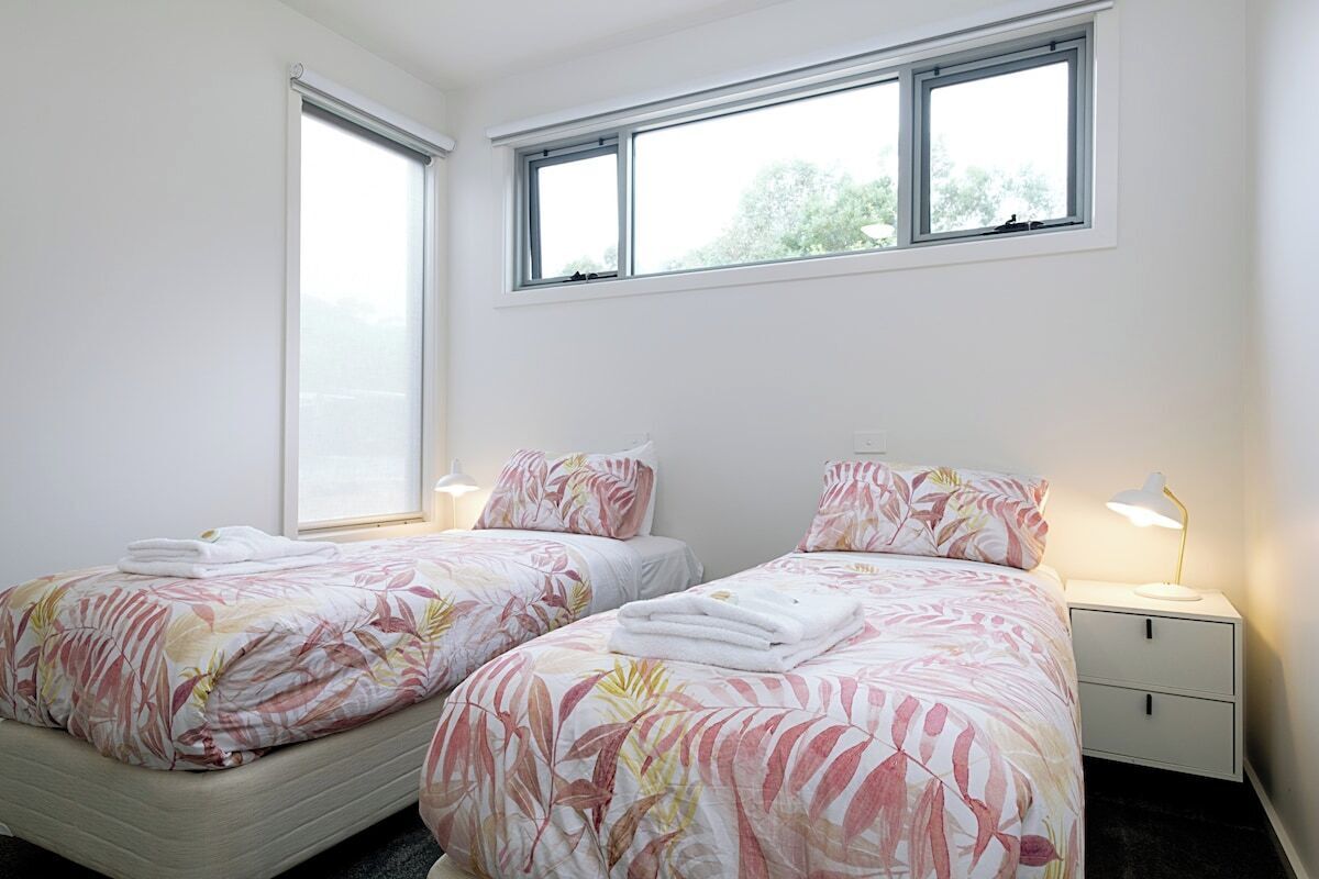 4 habitaciones, escritorio y tabla de planchar con plancha 