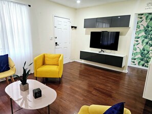 Smart TV, books - Cozy 2 Bedroom with free parking on Premise (Biscayne Park)