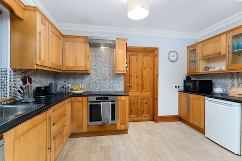 Cottage 425 - Clifden - sleeps 9 guests  in 5 bedrooms