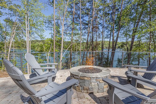 Gorgeous, newly built home with plenty of indoor and outdoor space!