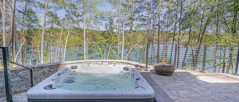 Tina de hidromasaje al aire libre