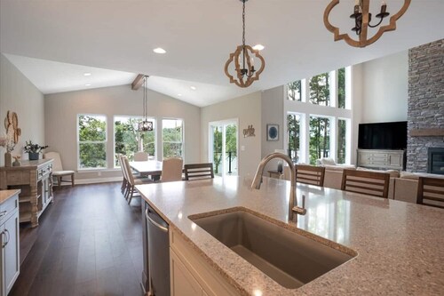 Sunrise Retreat on Lake Keowee with Hot Tub!